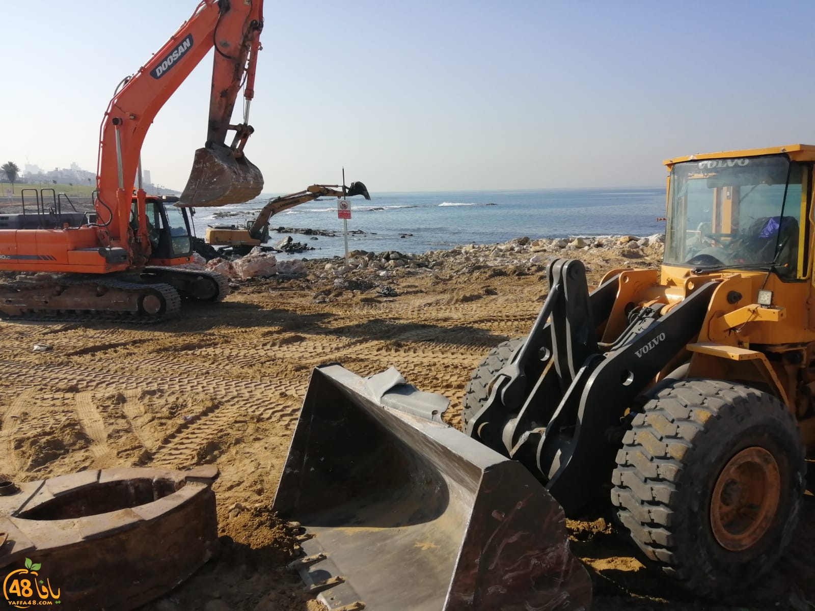 عمليات تنظيف واسعة لشاطئ العجمي بيافا وازالة بقايا البيوت المهدّمة